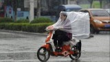 kelakuan-kocak-pengendara-motor-pakai-jas-hujan-plastik-ini-bikin-senyum-tipis