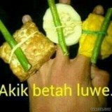 kelakuan-kocak-saat-orang-menggunakan-cincin-ini-bikin-kucek-kucek-mata