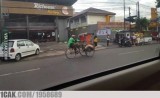 kelakuan-kocak-tukang-becak-ini-bikin-kamu-gregetan-melihatnya
