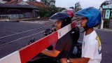 kelakuan-kocak-yang-berbahaya-para-pengendara-motor-di-palang-pintu-kereta-ini-bikin-geleng-kepala