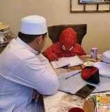 kelakuan-lucu-orang-pakai-kostum-spider-man-ini-bikin-ngakak-terus