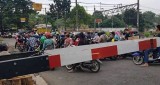kelakuan-nggak-logis-pengendara-di-palang-pintu-kereta-bahaya-banget