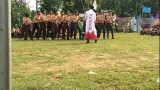 kelakuan-nyeleneh-orang-saat-di-lapangan-ini-bikin-geleng-kepala