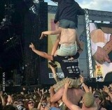 kelakuan-nyeleneh-orang-saat-nonton-konser-ini-bikin-tepuk-jidat