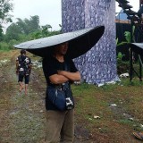 kelakuan-nyleneh-orang-taruh-barang-di-kepala-ini-bikin-senyum-tipis