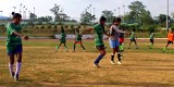 keren-nih-cewek-main-bola-demi-mendirikan-sekolah