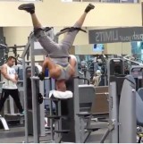 kira-kira-kamu-bakal-ngapain-kalo-ada-yang-olahraga-ngawur-di-gym