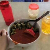 kok-ya-apes-banget-mau-makan-aja-musti-ketumpahan-duluan