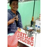 kreatifnya-penjual-telur-gulung-ini-jajakan-dagangannya