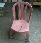 kursi-plastik-akal-akalan-si-misquen