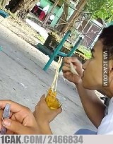 life-hack-nyeleneh-tukang-sate-saat-jualan-ini-bikin-cengar-cengir-sendiri