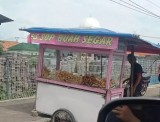 meskipun-salah-gerobak-4-pedagang-ini-pede-aja-jualan