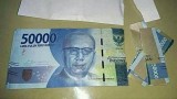 momen-gak-beruntung-ketika-uang-sobek-akibat-salah-pegang-ini-nyesek-banget