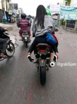 momen-kocak-absurd-cewek-ketika-dibonceng-ini-bikin-cekikikan