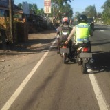 momen-kocak-orang-bantu-kendaraan-mogok-ini-bikin-tepuk-jidat