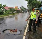 momen-kocak-saat-anak-anak-main-air-ini-bikin-shock-berat