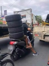 momen-nyeleneh-2-bestie-berboncengan-motor-ini-absurd-bin-ajaib