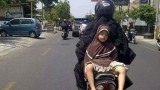 momen-nyeleneh-emak-emak-boncengin-anak-ini-koak-tapi-bikin-ngeri