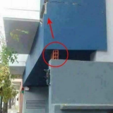 moment-lucu-alat-yang-nyangkut-di-tembok-ini-bikin-ngelus-dada