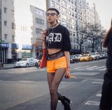 nggak-paham-lagi-orang-ini-pakaiannya-aneh-banget