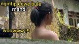 ngitip-cewe-bule-mandi-di-sumur