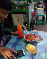 niatnya-cuma-makan-mie-ayam-3-orang-ini-justru-ketiban-apes