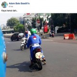 outfit-kocak-driver-ojol-ini-bisa-bikin-ngakak-terpingkal-pingkal-penumpangnya