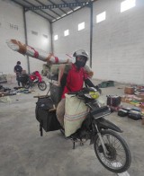 penampakan-paket-dibungkus-karung-ini-bentuknya-bikin-kaget