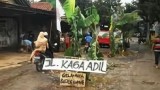 peringatan-jalan-berlubang-yang-kocak-dan-bisa-bikin-cengar-cengir