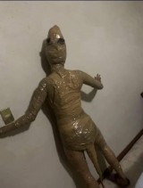 persiapan-kocak-kostum-halloween-dari-lakban-cokelat-ini-bikin-ngakak-abis