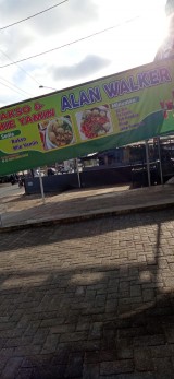 plesetan-nama-penyanyi-di-spanduk-usaha-ini-bikin-mata-lihat-2-kali