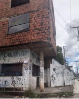 potret-bangunan-dipinggir-jalan-yang-absurd-ini-bikin-geleng-geleng-kepala