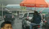 potret-kepepet-orang-lagi-berteduh-ini-bikin-kita-tepuk-jidat