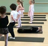 potret-kocak-anak-anak-ketika-rasa-keinginan-tahunya-besar-ini-bikin-gemesin