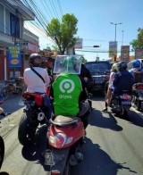 potret-kocak-atribut-motor-driver-ojek-online-ini-unik-tapi-aneh