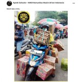 potret-kocak-bawa-tumpukan-barang-dengan-menggunakan-motor-ini-bikin-geleng-geleng-kepala