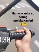 potret-kocak-cewek-naik-motor-ini-aksi-nyeleneh-bikin-ngakak