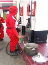 potret-kocak-ketika-emak-emak-isi-bensin-ini-bikin-ngakak-terus