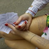 potret-kocak-ketika-orang-mempersiapkan-contekan-ini-niat-banget