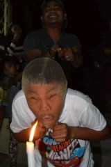 potret-kocak-lomba-tiup-lilin-dengan-wajah-dii-tutup-stoking-ini-kocak-banget