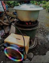 potret-kocak-masak-pakai-kayu-bakar-ini-bikin-ngakak-terus
