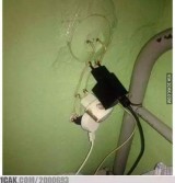 potret-kocak-orang-memanfaatkan-colokan-listrik-ini-kreatif-tapi-bikin-ngeri