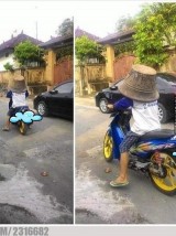 potret-kocak-orang-naik-motor-pakai-helm-ember-ini-bikin-kita-ketawa