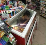 potret-kocak-orang-tidur-di-toko-swalayan-ini-bikin-geleng-kepala