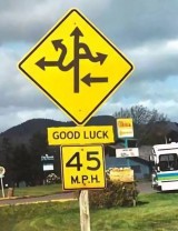 potret-kocak-plang-di-jalanan-ini-penampakannya-nyeleneh-abis