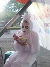 potret-kocak-pocong-yang-gak-punya-harga-diri-saat-ketemu-manusia-ini-bikin-ngakak-guling-guling