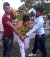 potret-kocak-pose-foto-bareng-sahabat-ala-negri-prindapan-ini-bikin-ngakak