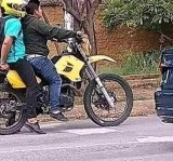 potret-kocak-saat-bapack-bapack-boncengan-motor-ini-bikin-ketawa-ngakak