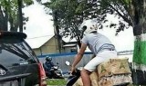 potret-kocak-saat-bapak-bapak-pamer-keseimbangan-tingkat-tinggi-di-jalan-ini-bikin-geleng-kepala