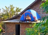 potret-kocak-saat-mendirikan-tenda-di-tempat-yang-tidak-seharusnya-ini-bikin-rindu-camping